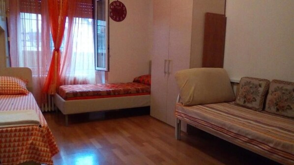 Shared Economy Room, Balcony, Only Women | Iron/ironing board, free WiFi - DI TUTTO E DI PIù (Milan)