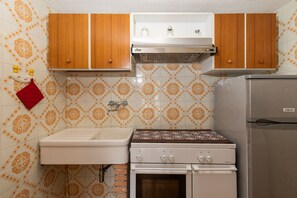 Réfrigérateur, micro-ondes, batterie de cuisine, vaisselle et ustensiles