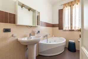 Douche, sèche-cheveux, serviettes fournies