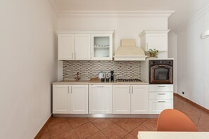 Fridge, oven, coffee/tea maker, electric kettle