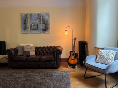 Park Lodge with hot tub. Peak District access with direct trains to Manchester