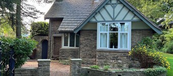 Park Lodge with hot tub. Peak District access with direct trains to Manchester