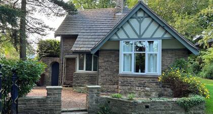 Park Lodge with hot tub. Peak District access with direct trains to Manchester