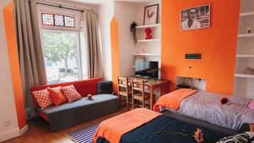 3 bedrooms, iron/ironing board, bed sheets