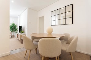 Appartement (4 Bedrooms) | Restauration dans la chambre