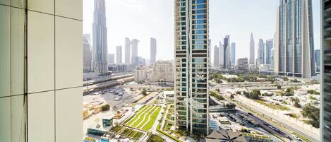 Alberca al aire libre, sombrillas en la alberca y camastros