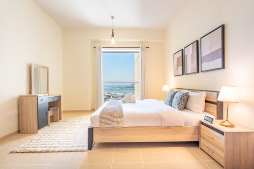 Sea-Facing 1BR with Ain Dubai View Close to Marina Beach, Rimal 3, JBR