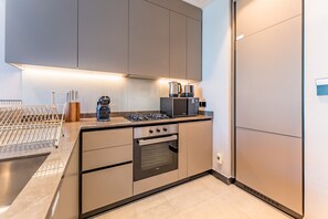 Geladeira, micro-ondas, fogão, cooktop