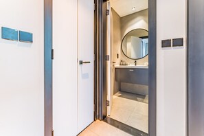 Dusche, Haartrockner, Handtücher, Seife