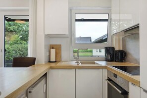 Een koelkast, een oven, een kookplaat, een vaatwasser