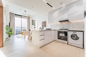 Kylskåp, mikrovågsugn, ugn och spishäll