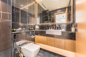 Dusch, hårtork, handdukar och tvål