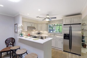 Réfrigérateur, micro-ondes, four, plaque de cuisson