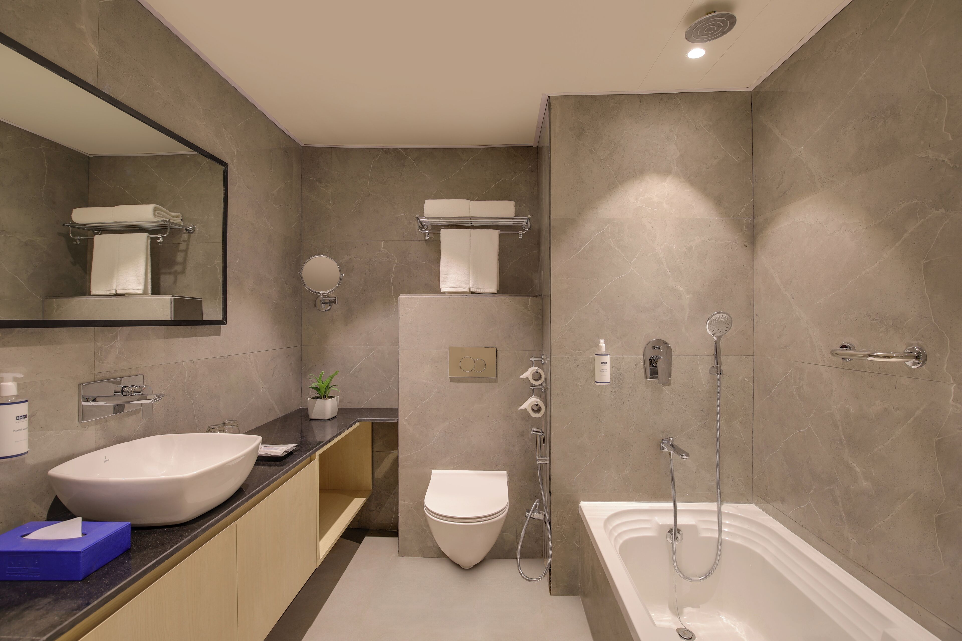 Superior suite | Badkamer | Pantoffels, handdoeken