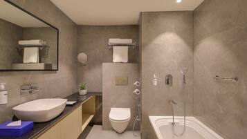 Superior suite | Badkamer | Pantoffels, handdoeken