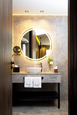 Basic-Zweibettzimmer | Badezimmer | Hausschuhe