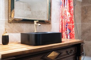 Secadora de cabello, toallas, jabón, papel de baño 