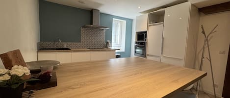 Geladeira, micro-ondas, fogão, cooktop
