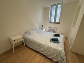 Iron/ironing board, free WiFi, bed sheets
