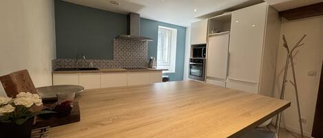 ثلاجة، ميكروويف، فرن، موقد طهي مسطح