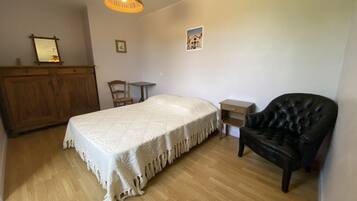 4 間睡房、熨斗/熨衫板、床單