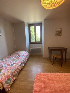 4 slaapkamers, een strijkplank/strijkijzer, beddengoed