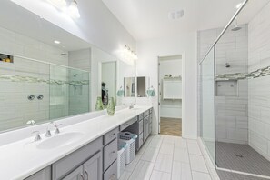 Douche, serviettes fournies, savon, papier toilette