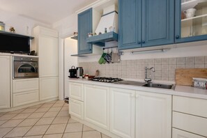 Fridge, dishwasher, toaster - GuestHost - Cozy Pool Apartment La Spezia (La Spezia)