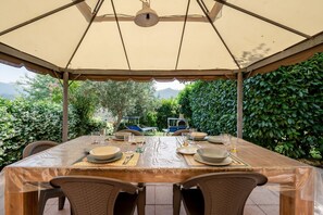 Outdoor dining - GuestHost - Cozy Pool Apartment La Spezia (La Spezia)