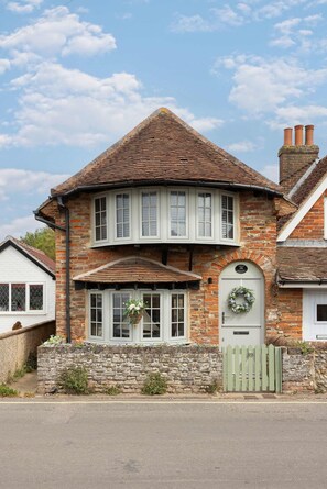 House - Cosy Character Cottage by the Sea (Chichester)