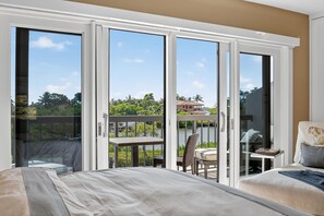 2 bedrooms, iron/ironing board, WiFi, bed sheets - Magical sunset views from newly redone waterfront Palm Beach townhome. (Palm Beach)