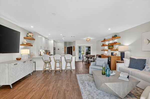 Living area - Magical sunset views from newly redone waterfront Palm Beach townhome. (Palm Beach)
