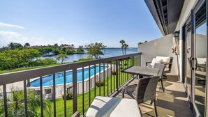 Un balcón con vista a una piscina y un lago.