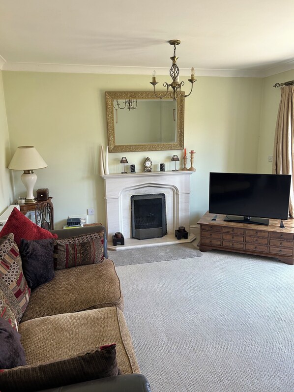 TV, fireplace