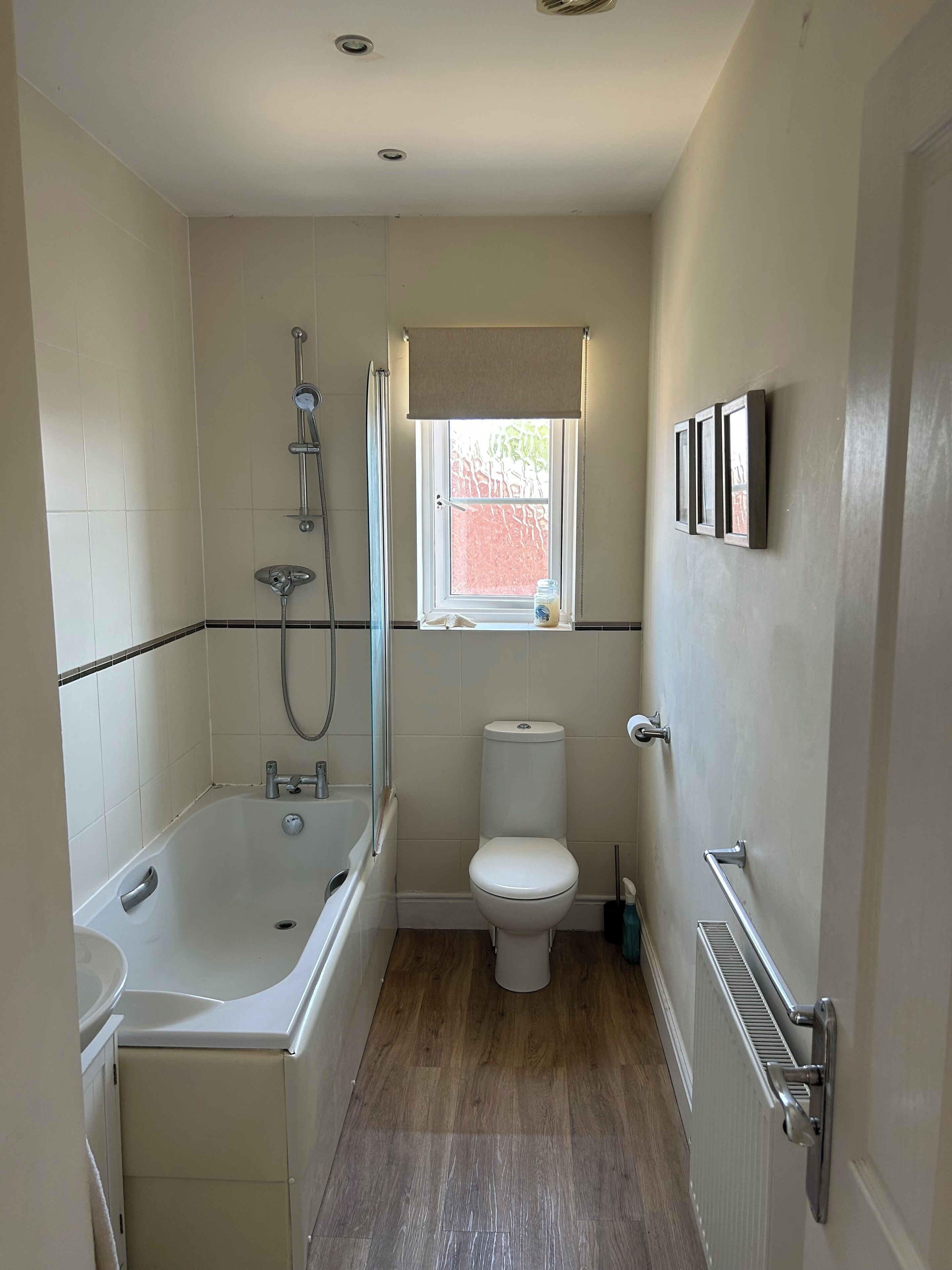 Een douche, een haardroger, handdoeken, zeep