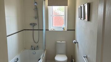 Douche, sèche-cheveux, serviettes fournies, savon