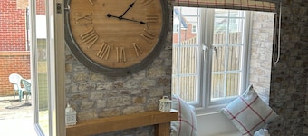 Charming 5-Bedroom Guesthouse in a Peaceful Location Near Northampton Centre