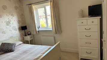 5 bedrooms, iron/ironing board, WiFi, bed sheets