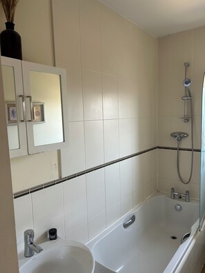 Dusche, Haartrockner, Handtücher, Seife