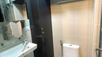 ヘアドライヤー、タオル、石鹸、トイレットペーパー