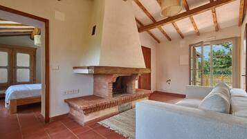 5 bedrooms, iron/ironing board, internet, bed sheets