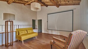 TV, caminetto
