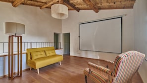 TV, caminetto