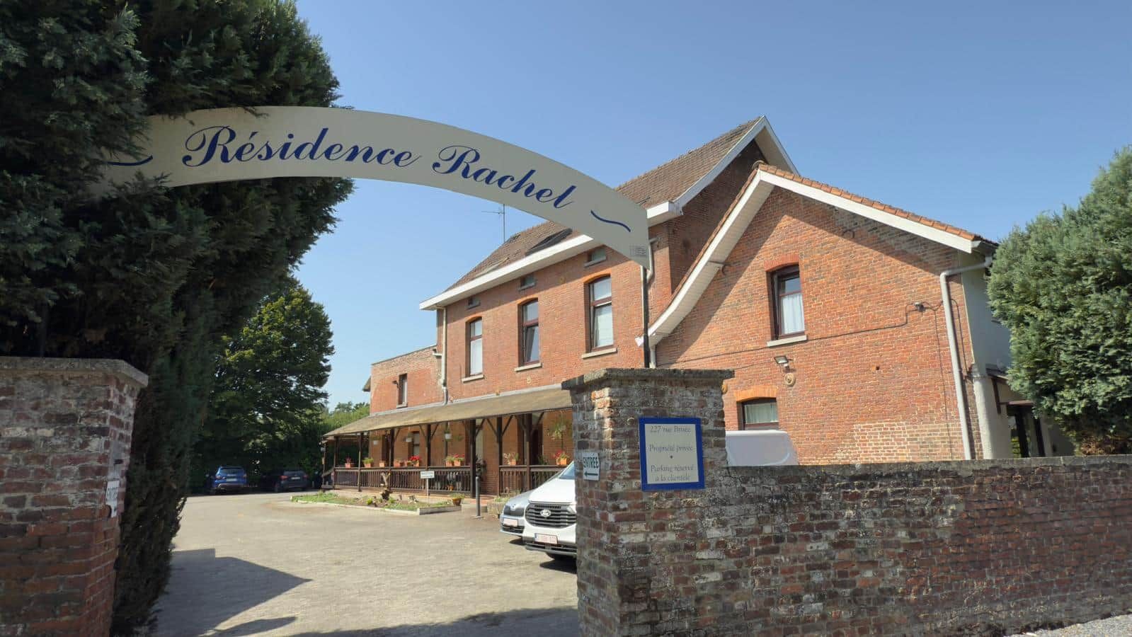 Un immeuble en briques sur lequel on peut lire l’inscription : « Résidence Rachel ».