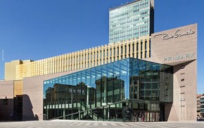 Un bâtiment moderne doté d’une façade en verre, d’une enseigne bien visible pour RiverGauche et d’une entrée facilement identifiable.