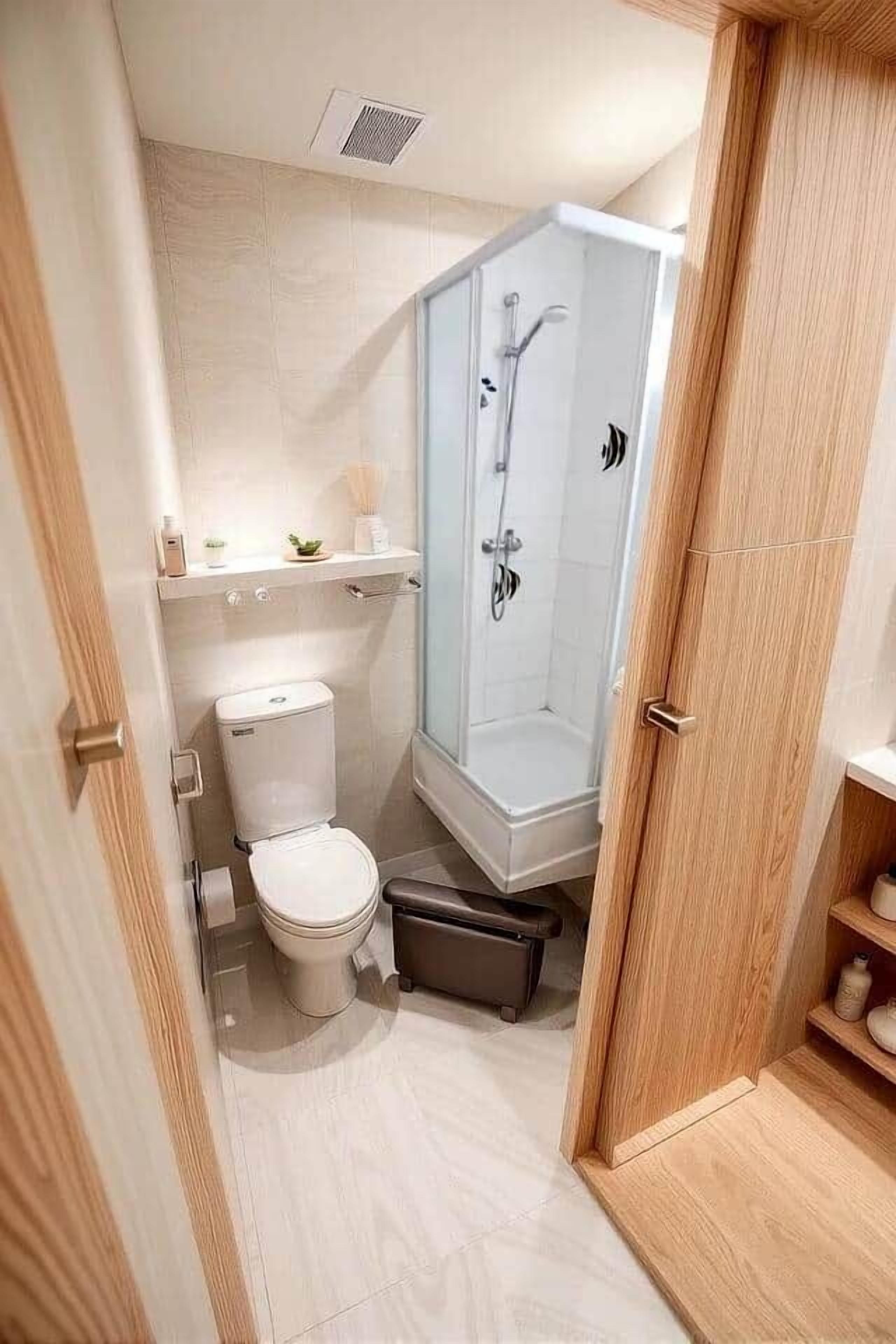 Un bagno con un WC, una cabina doccia e un lavandino.