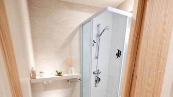 Un bagno con un WC, una cabina doccia e un lavandino.