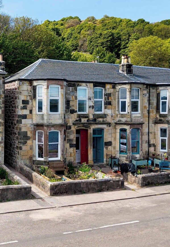 Exterior - Seafront Kilchattan Bay Apartment, Sea Views (Kilchattan Bay)