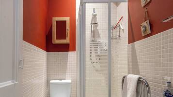 Ducha, secador de pelo, toallas