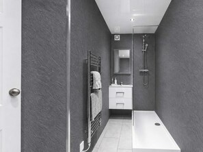 Shower, hair dryer, towels - Dunallan Farm: Cottage with Optional Hot Tub & Stunning Views (Rothesay)